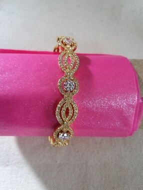 NADRI💥Nwot💥Gold Bracelet with Crystals